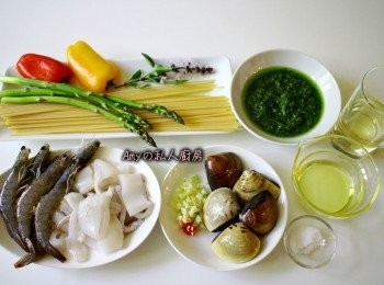 step1: 準備所有材料,鮮蝦去腸泥,大蒜及辣椒切末,中捲切段狀,彩色甜椒切丁。