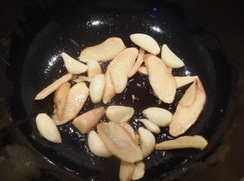 step1: 將杏鮑菇切滾刀塊,薑切片,辣椒斜切片,九層塔洗淨備用。倒入胡麻油用小火煸薑片,煸至捲曲狀,再放入蒜粒下鍋拌炒上色。