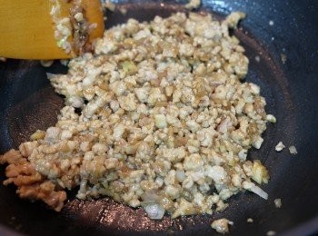 step4: 在鍋內下少許油，先炒香蒜粒和薑米，加入免治豬肉炒至轉色。