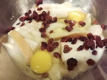 step3: 待吐司吸足鮮奶後再放入兩顆全蛋及蔓越梅乾