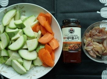 step1: 雞腿去皮起肉、醃好。