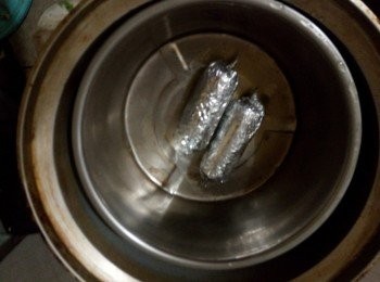 step5: 外放2杯水,電鍋蒸15分鐘後取出。