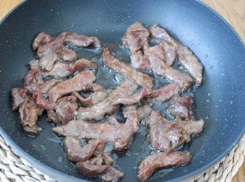 step2: 用少許豉油、糖和生粉醃牛肉20分鐘。燒熱鑊後下油，炒牛肉至半熟，盛起備用