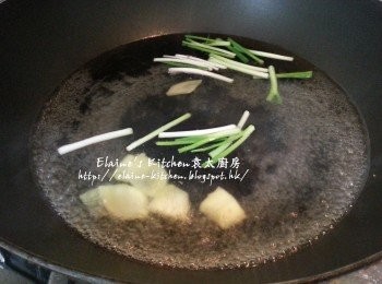 step2: 鑊中放入水煮滾 , 加入蔥段 , 一半份量薑片及酒拌勻