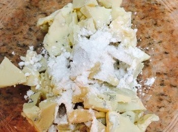 step1: 芝士切細件或磨碎，灑上粟粉，用手指輕輕搓匀令每片芝士都平均裹上粟粉。