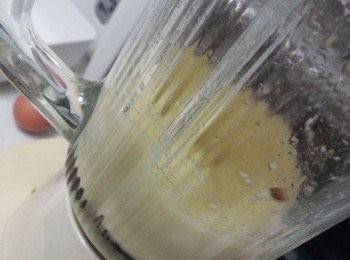 step2: 先放少量薑粒進攪拌機, 加水攪打變成薑蓉, 取走薑蓉 (水份盡量留在攪拌機中) 放進紗布煲魚袋, 用手重複擠壓紗布煲魚袋中的薑蓉, 直至壓出全部薑汁