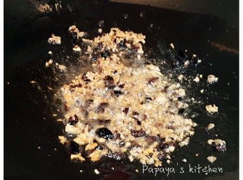 step3: 鑊落3湯匙油，將蒜頭欖角爆炒至金黃色和脆身，就可以將金沙骨回鑊炒，和蒜溶欖角兜勻，熄火，利用鑊嘅餘溫，落蜜糖，撈勻後就可以上碟啦！趁熱食啦！