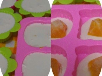 step4: 把步驟⑶倒入模具內至半滿，放進雪櫃內冷藏至半凝固狀態後取出放入芒果冰粒，再倒入餘下的步驟(3)(需蓋過冰粒)。 再冷藏約2小時便可。