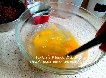 step6: 雞蛋打入大碗內加1倍半水的份量(300ml)拌勻成蛋液