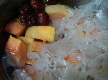 step3: 加入清水 , 要把材料完全蓋著 , 外鍋加入二杯水 , 按下開關