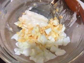 step4: 用鍋加水放入雞蛋(凍水時加以免容易破裂)，水滾後中火烚約8-10分鐘，撈起放入冰水浸2-3分鐘，然後剥殼切細，加入沙律醬攪勻