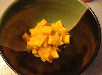 step4: 2個芒果去皮切粒