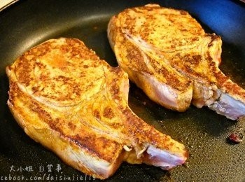 step2: 焗爐預熱180度。燒熱煎鍋，加入很少油，把豬胺放入，大火煎30秒後轉中小火煎2分30秒。反另一邊，同樣以大火煎30秒後轉中小火煎2分30秒。