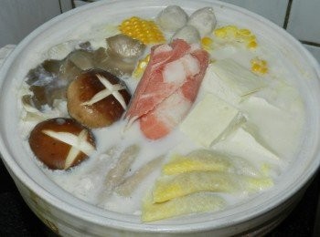 step3: 調味後就可放入自己喜歡的<span class="group_1">食材</span>囉~~我們家一定要放桂冠火鍋料ㄉ啦~