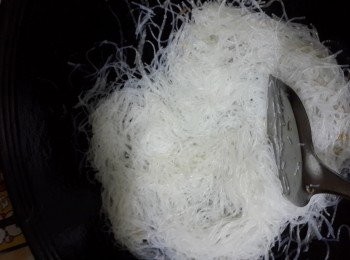 step10: 原鍋再加入少許油，倒入粉絲用大火炒至乾身