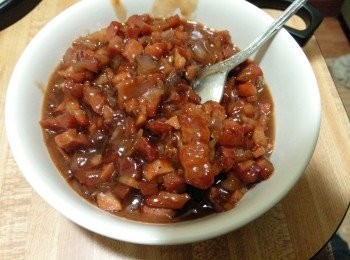 step15: 叉烧150g，切片后改刀切成1cm的小方片。（半肥瘦的比较可口）把叉烧馅的材料除了湿淀粉外（ 玉米淀粉1满茶匙+面粉1满茶匙+2汤匙水搅匀待用。），寶箱蔥頭仔后，放進醬料煮開，放進叉烧拌匀，再拌入湿淀粉快手拌匀，煮成浓稠状。放进冰箱里冷藏一会，包包子时比较好操作。