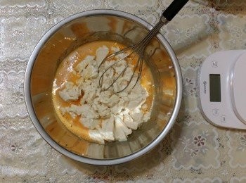 step2: 【製蛋黃糊】將蛋黃和貳砂用打蛋器攪拌均勻後倒入植物油，再加入嫩豆腐搗成泥，攪拌均勻後篩入低筋麵粉，用壓拌的方式混成無粉粒的麵糊（注意不要過度攪拌造成麵粉產生筋性影響膨脹）。