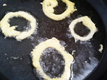 step6: 把洋蔥圈沾上麵糊放入油鍋中炸至兩面金黃酥脆即可起鍋