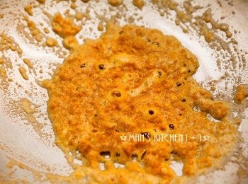 step2: 起油鍋，先將蒜末爆香後再倒入鹹蛋黃炒到蛋黃起泡。