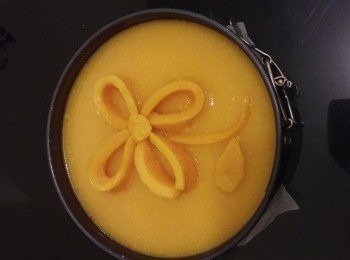 step8: 部份芒果攞起用來砌花用,餘下打成芒果蓉,魚膠粉座溶,啫喱用熱水開溶混合芒果溶攪混