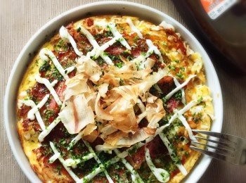 step7: 抹上大阪燒醬、加上海苔粉，擠上沙拉醬、再放上柴魚片，就可以開吃了~