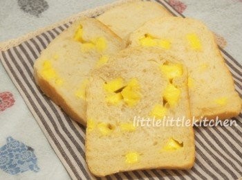 step1: 全部材料放入麵包機內，酵母跟據不同的機種放在適當的位置，在最後個半小時取出麵糰，按幾下放氣，加入芝士粒，卷起，摺口向下，放回機內，繼續發酵和烘焗程序就可以 ~~