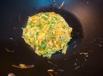 step5: 兜佢幾嘢，自己整得佢圓圓哋，再兩面煎香。煎耐少少無所為，菜脯蛋係要乾乾哋身先得香口，唔係茶餐廳果啲「濕炒蛋」。