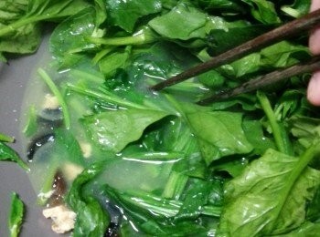 step4: 加入菠菜蓋上蓋煮2-3分鐘煮菜至軟身