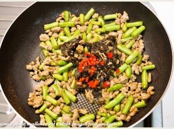 step5: 起鍋前再加入已切成丁的香菇昆布黑菇醬與辣椒，稍微拌炒一下即可。