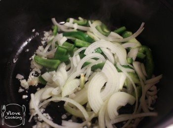step4: 之後加入洋蔥青椒, 爆香及炒至軟身