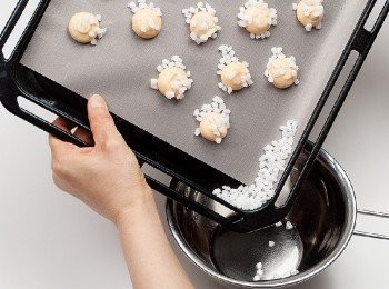 step7: 擺上霰糖，然後將烤盤傾斜，讓多餘的霰糖掉出來。