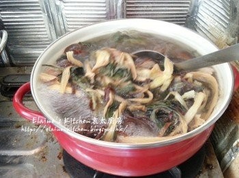 step6: 湯滾起後加入菜乾及冬菇水拌勻煲滾