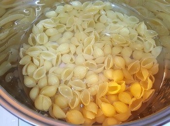 step5: 將蜆殼粉放入『 智營.金』低糖健康蒸飯煲內膽，加入水份。