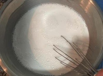 step4: 在來米粉、鹽、糖加入5杯量米杯量的水，攪拌均勻。