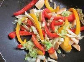 step4: 最後將杏鮑菇倒回作法4.加塩及黑胡椒調味拌炒即可