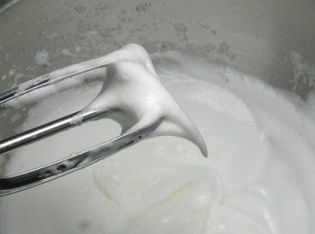 step3: 兩個蛋白先打出泡泡後加入20克的糖，然後打至濕性發泡