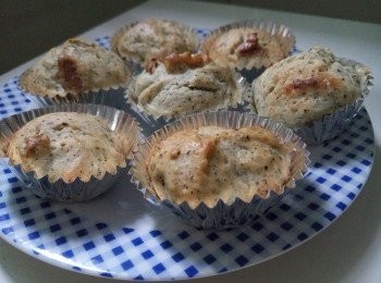 step3: 濕料倒入乾料，待尚餘少許乾粉拌入合桃，放入小錫紙杯，用200度焗20分鐘。