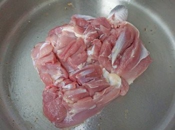 step2: 先將帶有雞皮那面的腿肉朝下放入平底鍋，不用另外放油。雞皮中含有大量的油脂，隨着溫度升高會溢出一些油量，只要用雞油來煎雞肉即可。