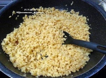 step9: 起鑊，用白鑊把菜甫炒乾水份，約10分鐘，先盛起。