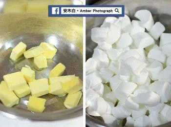 step2: 利用隔水加熱的方式，湯鍋內加入適量水後，再放入一個小鍋子(或者直接用不沾鍋也可以)。瓦斯轉「小火」，小鍋內子放入無鹽奶油，讓奶油融化(左圖)。接著再放入棉花糖，一樣等它融化，可邊攪拌，直到約八成左右軟化即可(右圖)。