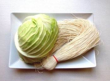 step3: 準備高麗菜及麵線備用。