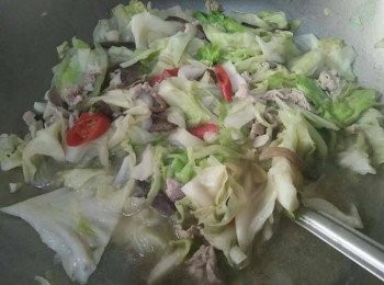 step2: 先熱鍋， 倒入橄欖油， 接著放入蒜頭爆香， 約略1分鐘，等香氣出來，開中小火， 依序放入木耳、肉絲、高麗菜並炒勻，並加入少許塩巴，(高麗菜會生水，假如鍋內快乾，可加入少許的水)；