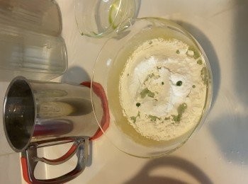 step2: 蛋白打至起粗泡+入檸檬汁及半份砂糖拌匀後再加入另外半份砂糖打至蛋白霜挺身稍硬成蛋白霜