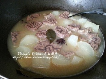 step7: 盛起牛展切厚件放回鑊中拌勻 , 蓋上蓋焗至食前再煮熱