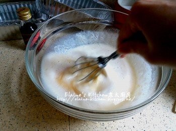 step2: 雞蛋打入大碗內 , 加入砂糖及鹽拌勻 , 再加入牛奶 , 雲呢拿油拌勻