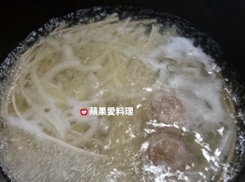 step1: 取出湯鍋，放入切條洋葱、豬肉魚丸、高湯、水，煮滾後，放入麵條。