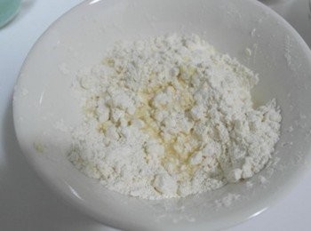 step4: 接著將蛋液和冰水倒入~快速揉合成無粉粒的麵團!!! 不要過度搓揉喔,避免起筋!!!!