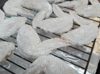 step4: 一一的排在烤網上~~~~ 是的..我不用油炸而是用水波爐的炸功能喔^^" 因為用炸的油好麻煩&gt;"