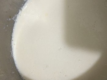 step3: 準備一個不銹鋼器皿，石膏粉水再拌勻一次，倒入器皿中，將剛煮好之豆漿約50cm高度，撞入石膏粉水中，加一塊布蓋面，再加蓋，不要移動器皿，約30分鐘，打開蓋，用匙除去豆腐花上的第一層表皮，可一片片的撓在碗上