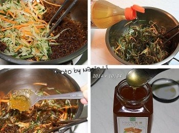 step4: 將《沖繩水雲》稍微切成數段
倒進已泡軟的小黃瓜絲和紅蘿蔔絲拌勻
再加進少許味醂、柚子醬、還有蜂蜜
全部一起拌勻即可裝盤食用。